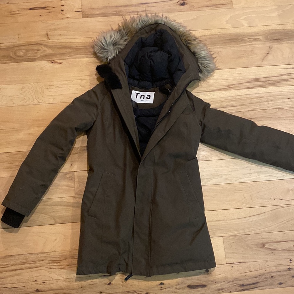 Excellent condition - like new. Tna Haven Parka aritzia size small.